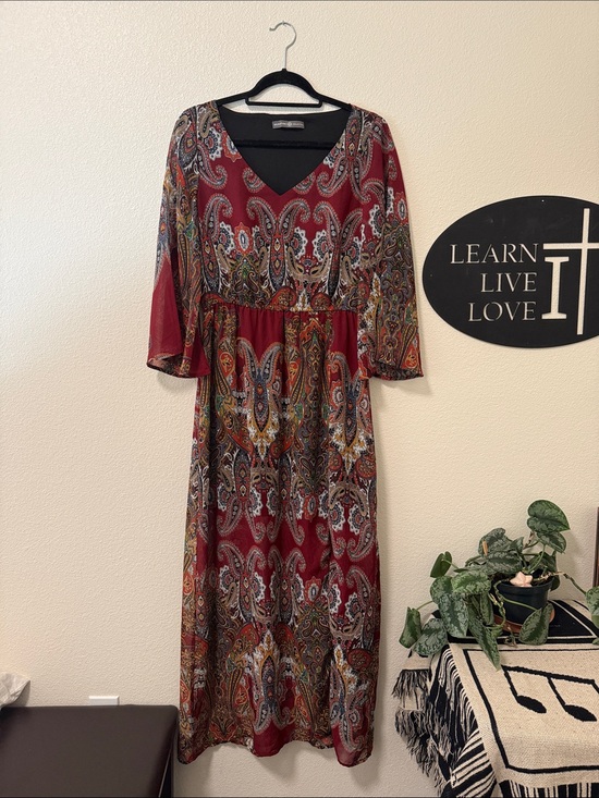 Dresses & Skirts - Paisley V-Neck Long Sleeve Maxi Dress in Burgundy